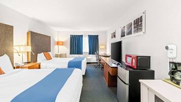 Quarto, 2 camas Queen, para não fumantes | Cofres nos quartos, escrivaninha, cortinas blackout