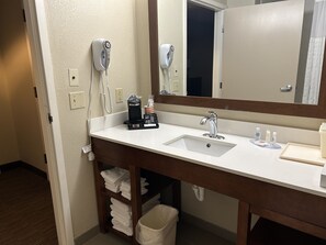 Combined shower/bathtub, free toiletries, hair dryer, towels