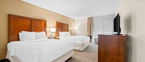 Habitación, 2 camas Queen size, con acceso para personas discapacitadas, para no fumadores | Ropa de cama de alta calidad y escritorio