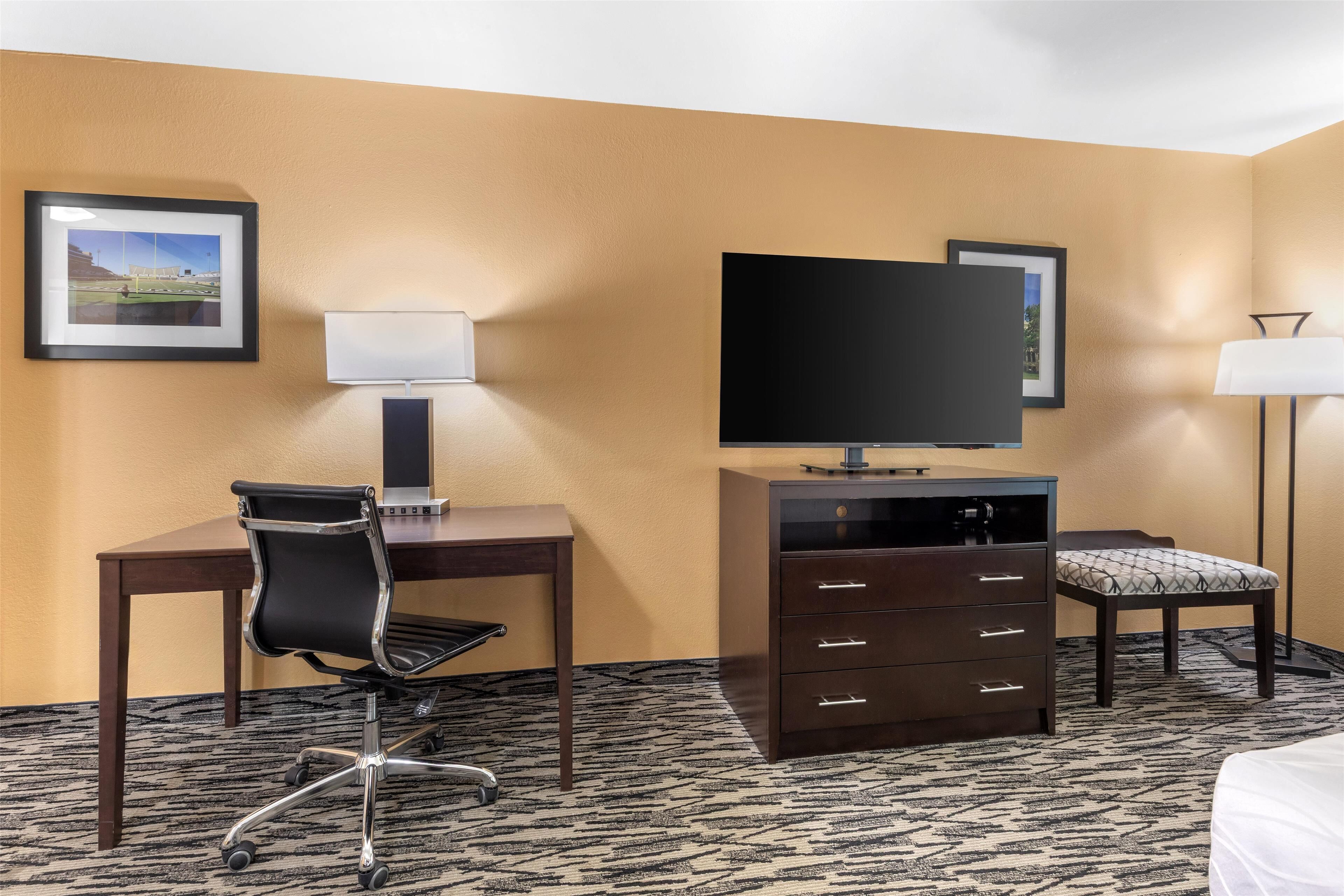 standard room, 1 king bed, non smoking, refrigerator & microwave (with single sofabed) | pillow-top beds, in-room safe, desk, laptop workspace