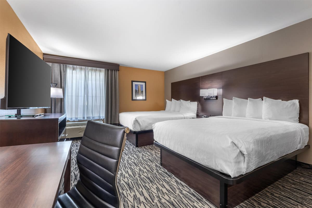 أسرّة بطبقة علوية مريحة وخزنة داخل الغرفة ومكتب