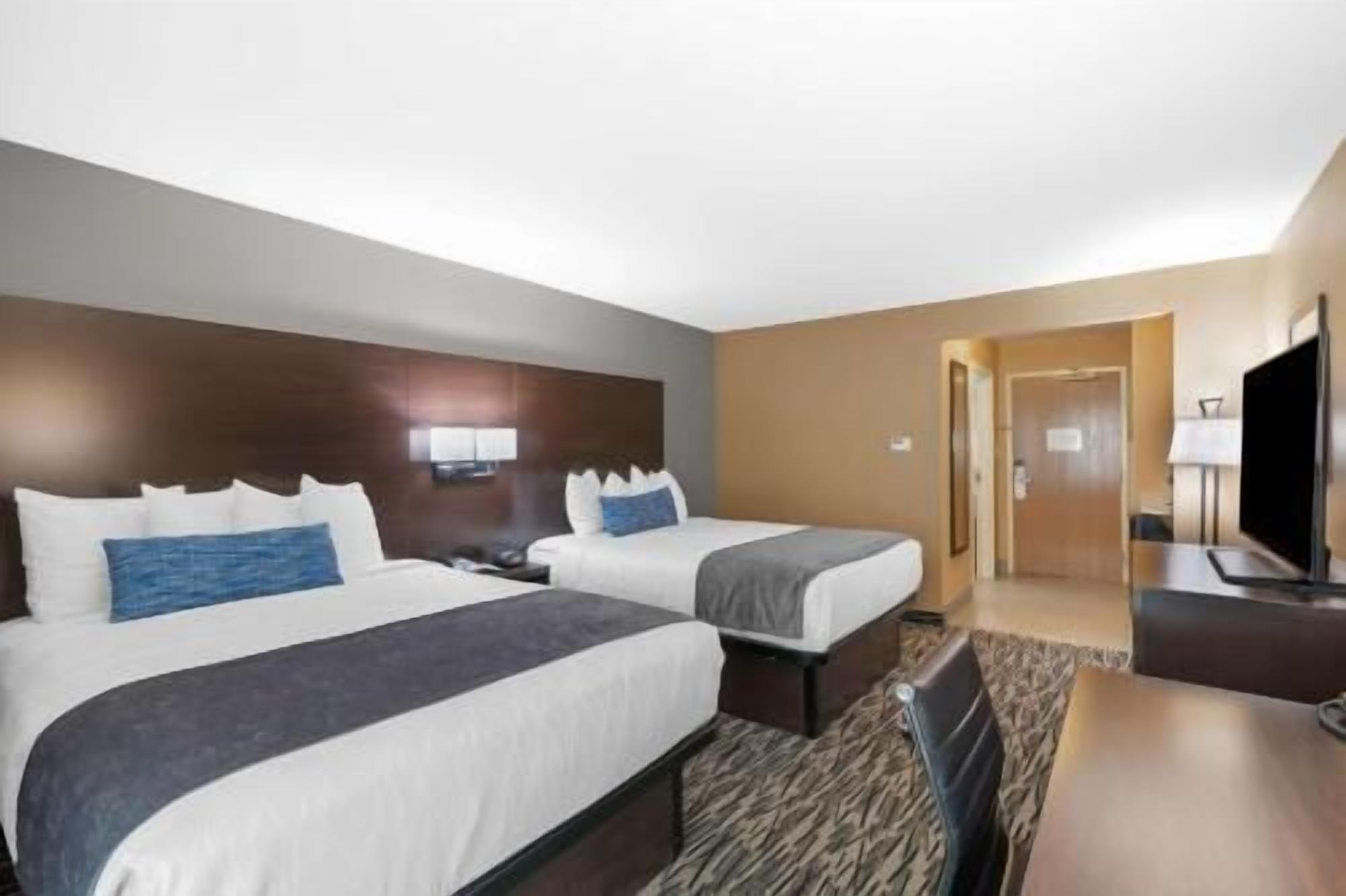 Pillowtop beds, in-room safe, desk, laptop workspace