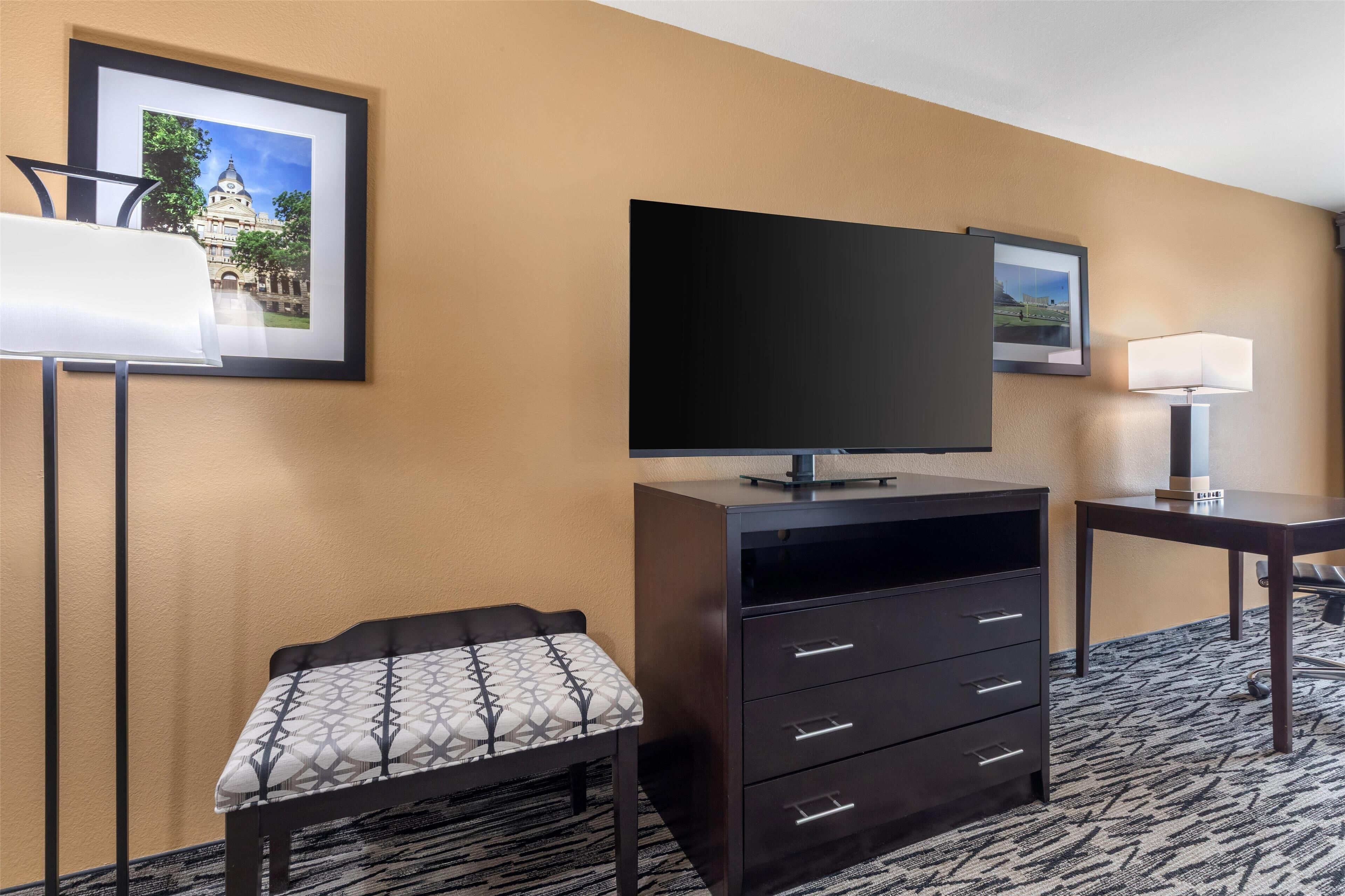 standard room, 1 king bed, accessible, bathtub | pillow-top beds, in-room safe, desk, laptop workspace