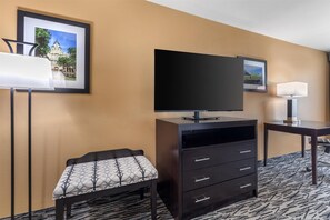 Chambre Standard, 1 très grand lit, accessible aux personnes à mobilité réduite, baignoire | Lit avec matelas à plateau-coussin, coffre-fort, bureau