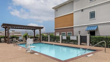 Outdoor pool, sun loungers