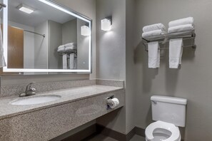 Suite, 2 Katil Ratu (Queen), Non Smoking (with Single Sofabed) | Bilik Mandi | Gabungan pancuran/tab mandi, kelengkapan dandanan diri percuma 