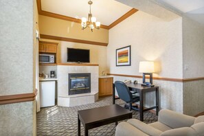 Escritorio, espacio para trabajar con un portátil, cortinas opacas