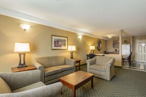 Desk, laptop workspace, blackout drapes, iron/ironing board - Clarion Hotel & Conference Centre (Sherwood Park)
