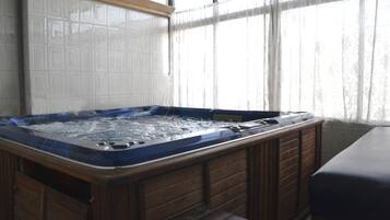 Indoor spa tub