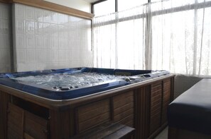 Bañera de hidromasaje interior