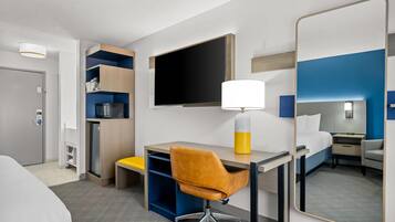 Standard Room, 1 King Bed, Non Smoking | Desk, blackout curtains, soundproofing, iron/ironing board