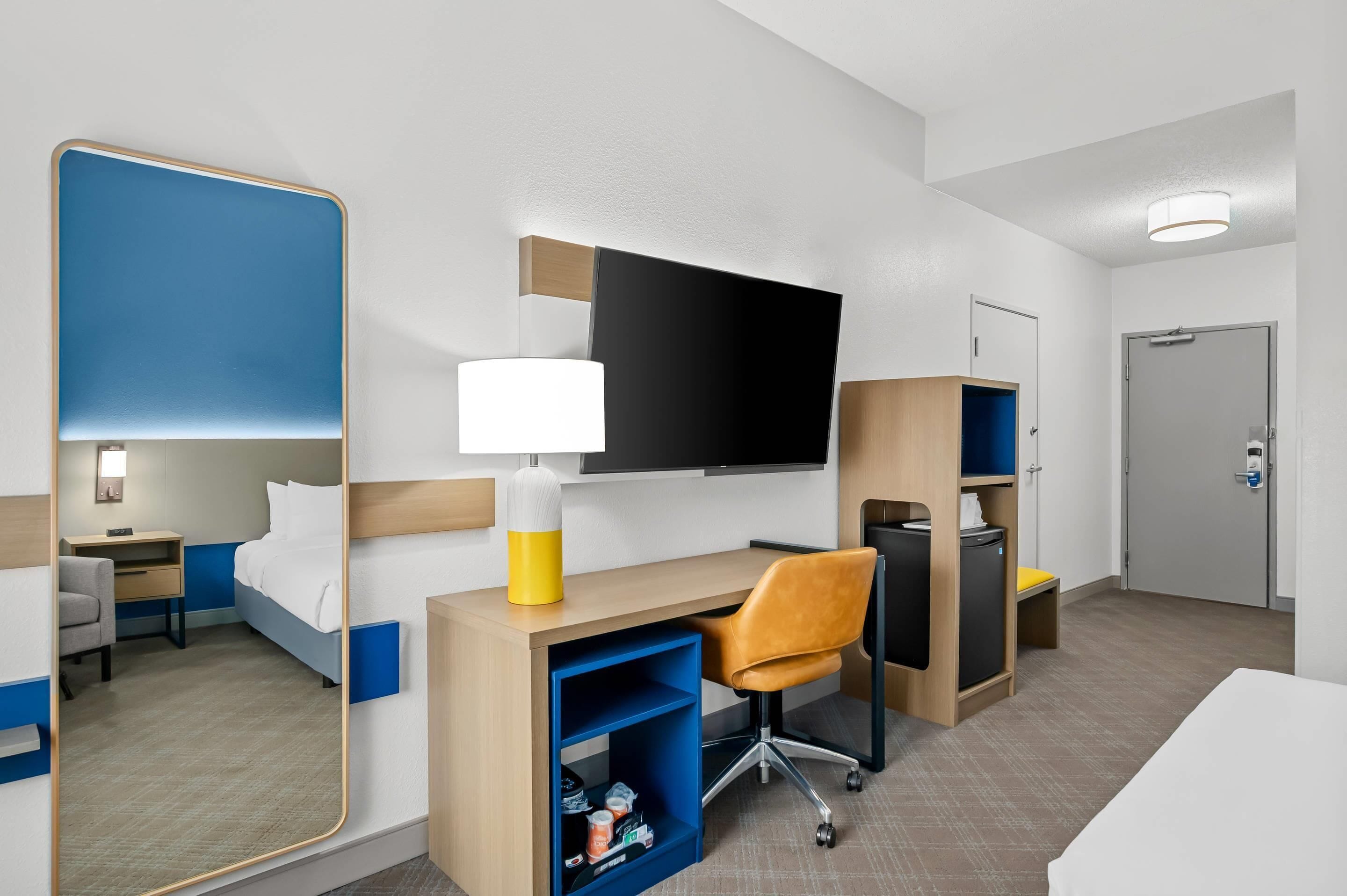 Een bureau, verduisterende gordijnen, geluiddichte muren