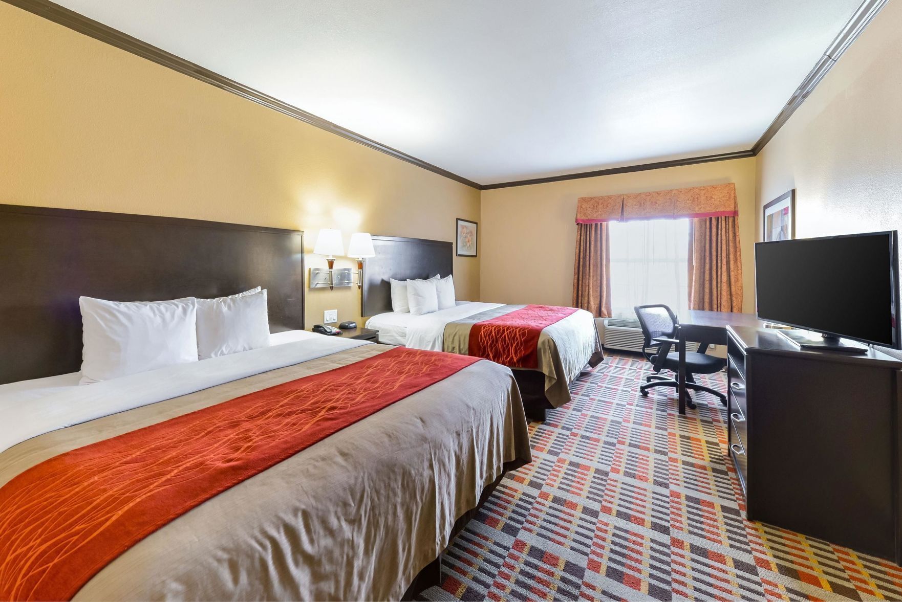 Desk, iron/ironing board, WiFi, bed sheets
