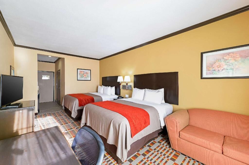 Desk, iron/ironing board, WiFi, bed sheets