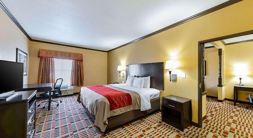 Desk, iron/ironing board, WiFi, bed sheets