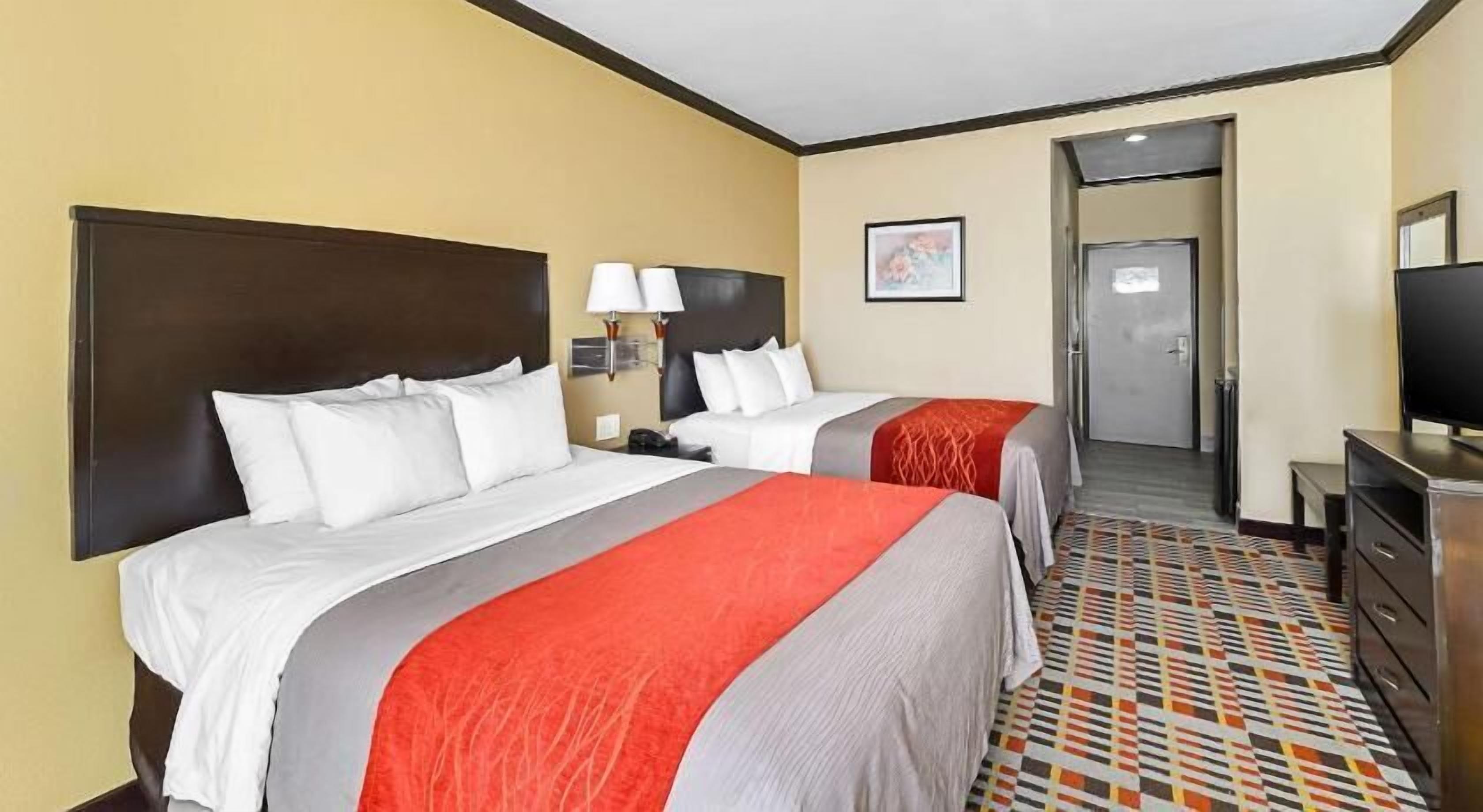 Desk, iron/ironing board, WiFi, bed sheets