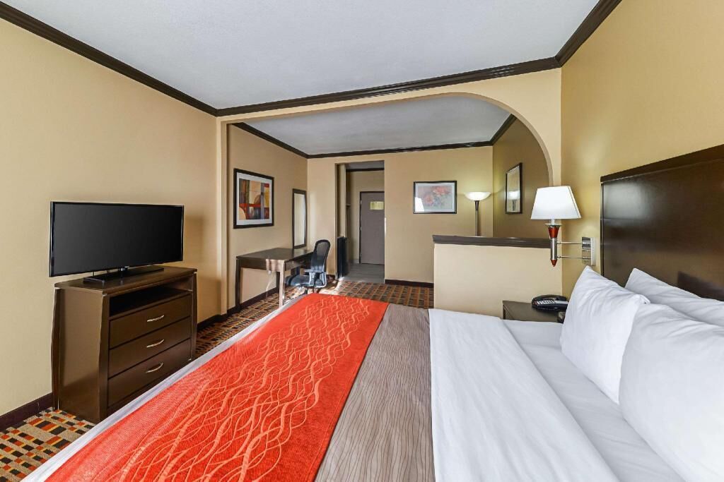 Desk, iron/ironing board, WiFi, bed sheets