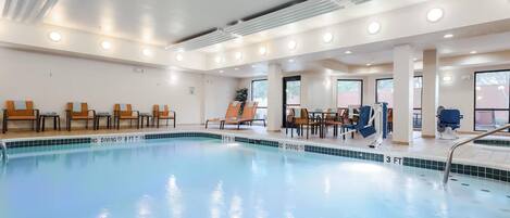 Una piscina cubierta