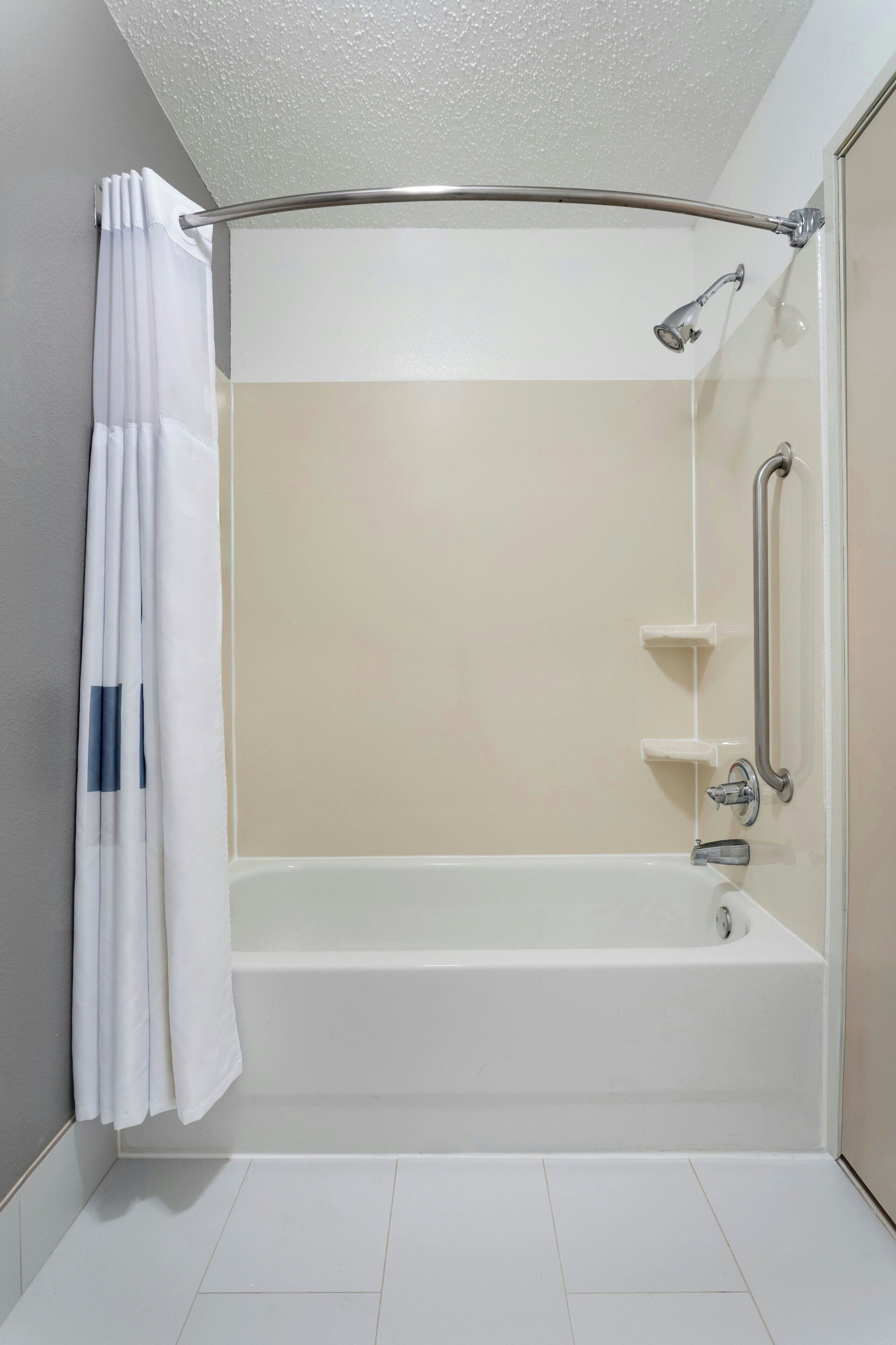 Quarto, 2 camas Queen, para não fumantes (Mobility Accessible, Tub) | Banheiro | Chuveiro/banheira combinados, produtos de toalete grátis