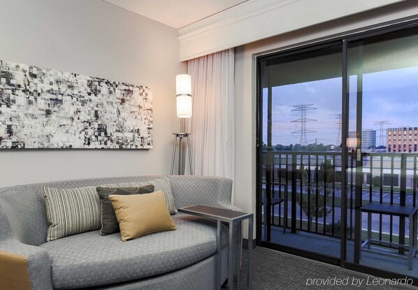 Seprai premium, meja kerja, dan ruang kerja ramah laptop