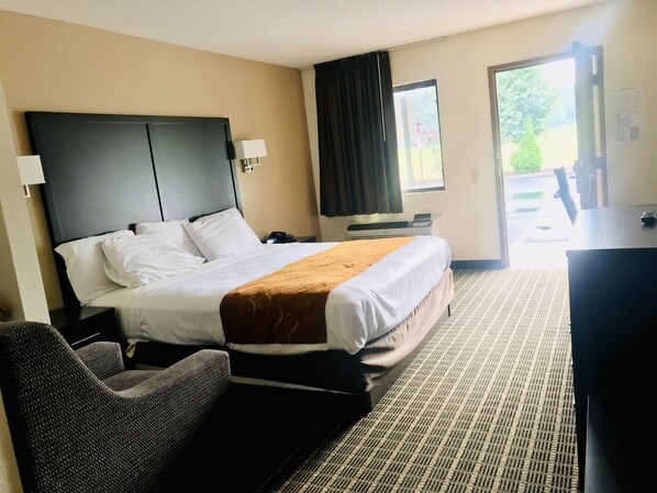 Iron/ironing board, cribs/infant beds, free WiFi, bed sheets - Baymont by Wyndham Acworth (Acworth)