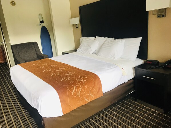 Comfortable Accessible Guestroom with 1 King Bed | Tabla de planchar con plancha, cunas, wifi gratis y ropa de cama 