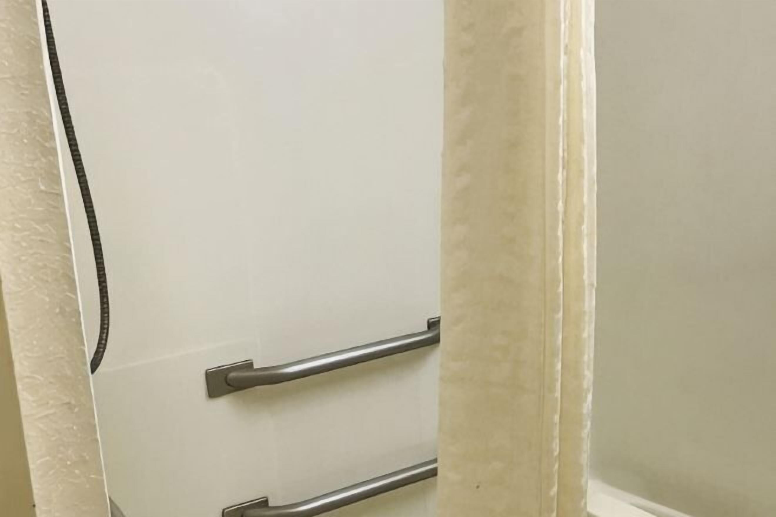 Amenidades de baño gratuitas, secadora de cabello, toallas 