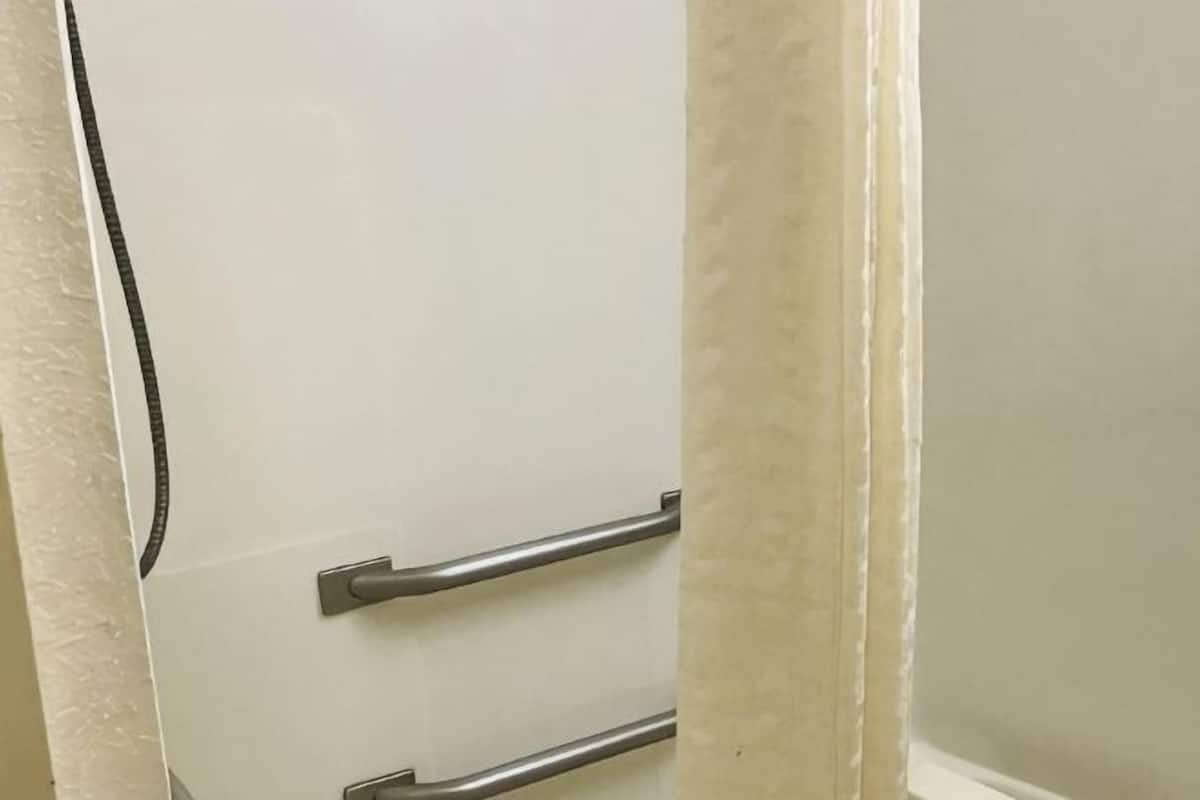 Amenidades de baño gratuitas, secadora de cabello, toallas