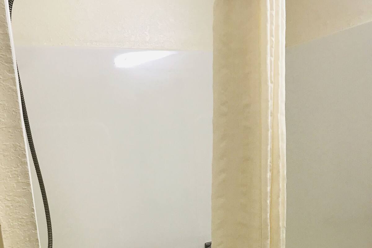 Articles de toilette gratuits, sèche-cheveux, serviettes fournies