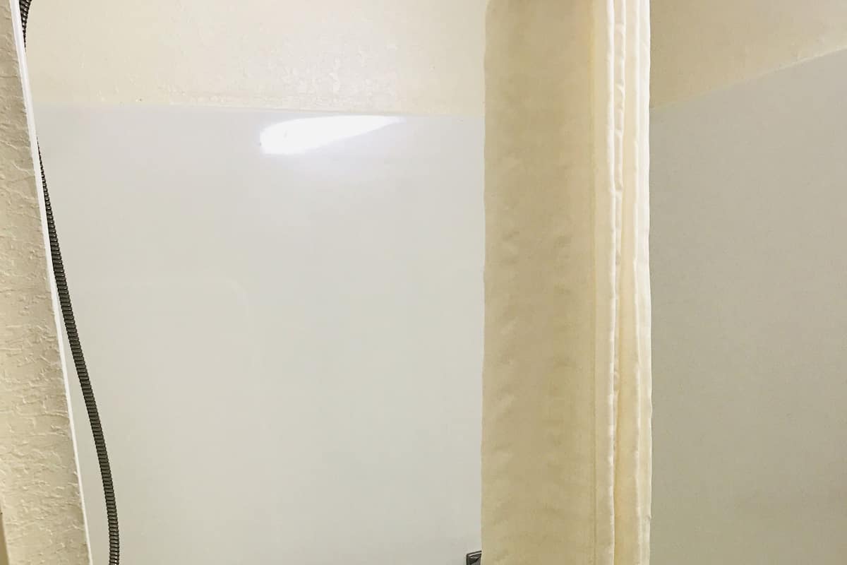 Kostenlose Toilettenartikel, Haartrockner, Handtücher