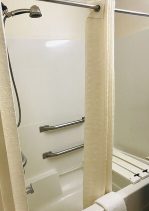 Amenidades de baño gratuitas, secadora de cabello, toallas 