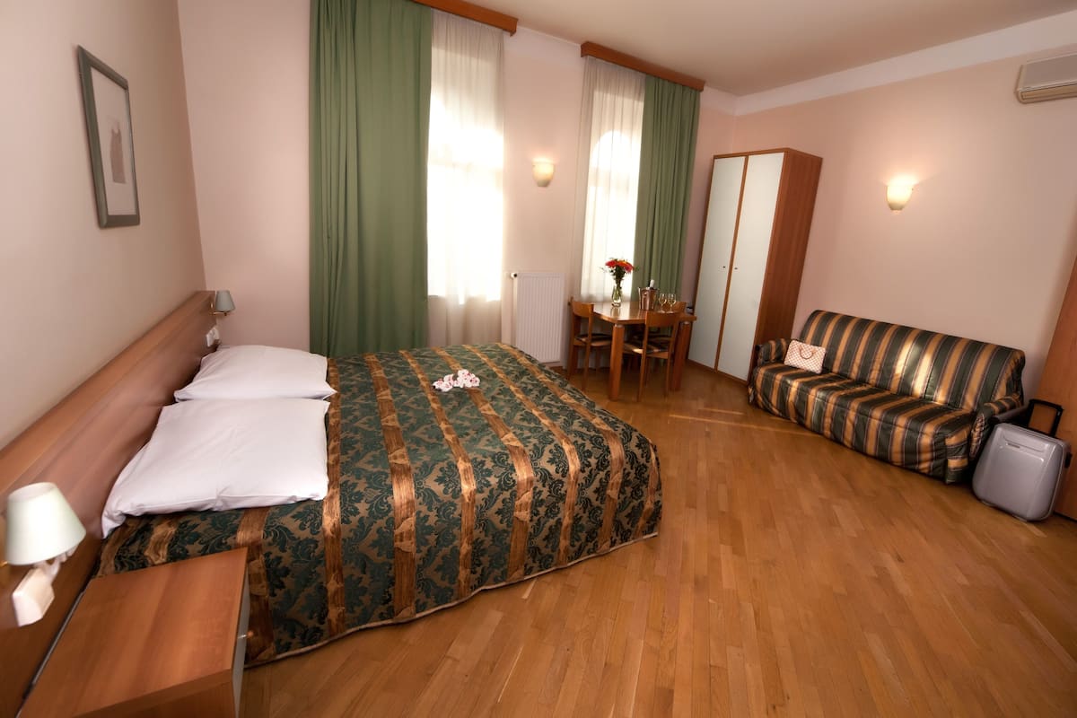 In-room safe, cribs/infant beds, WiFi (free), alarm clocks