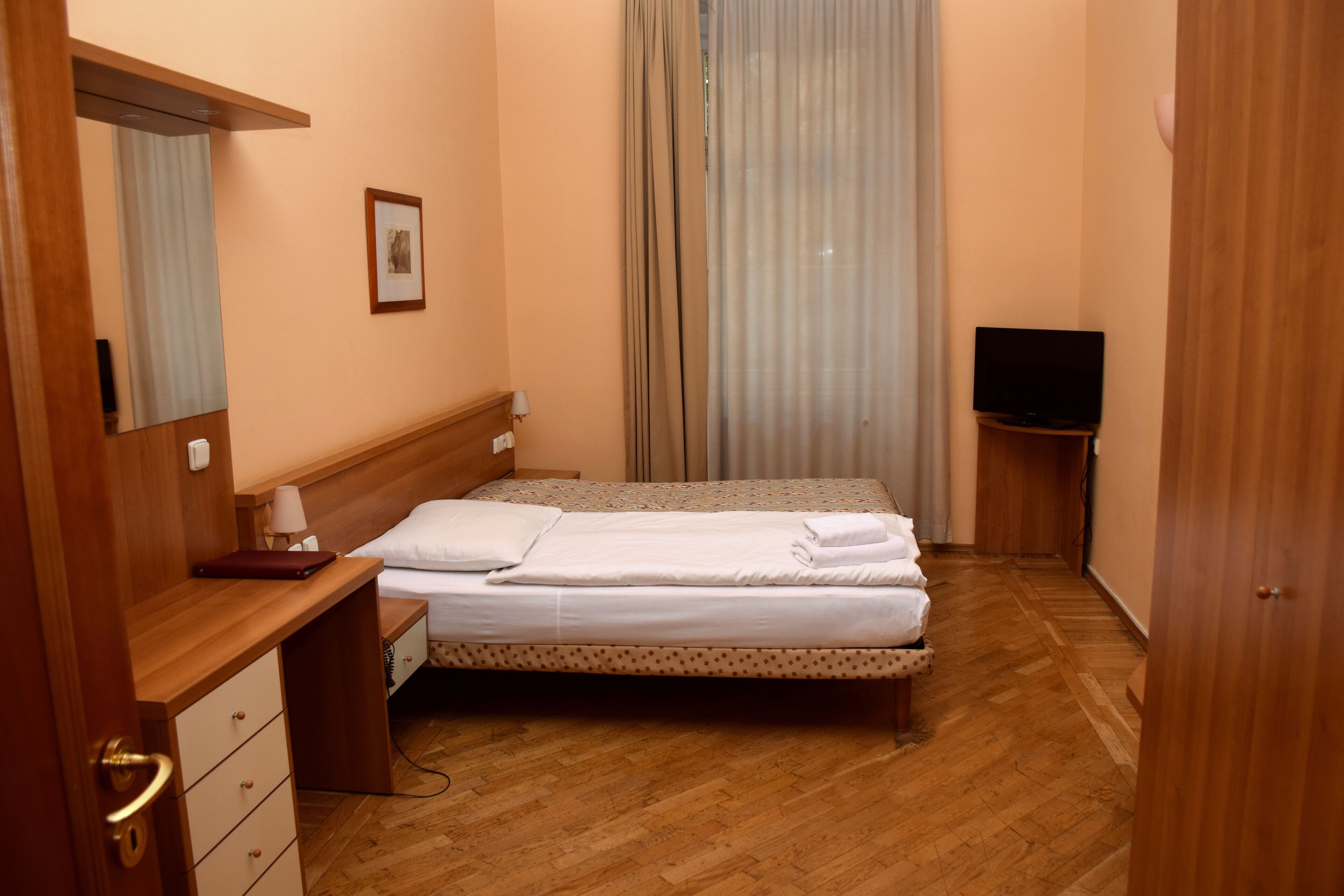 In-room safe, cribs/infant beds, WiFi (free), alarm clocks