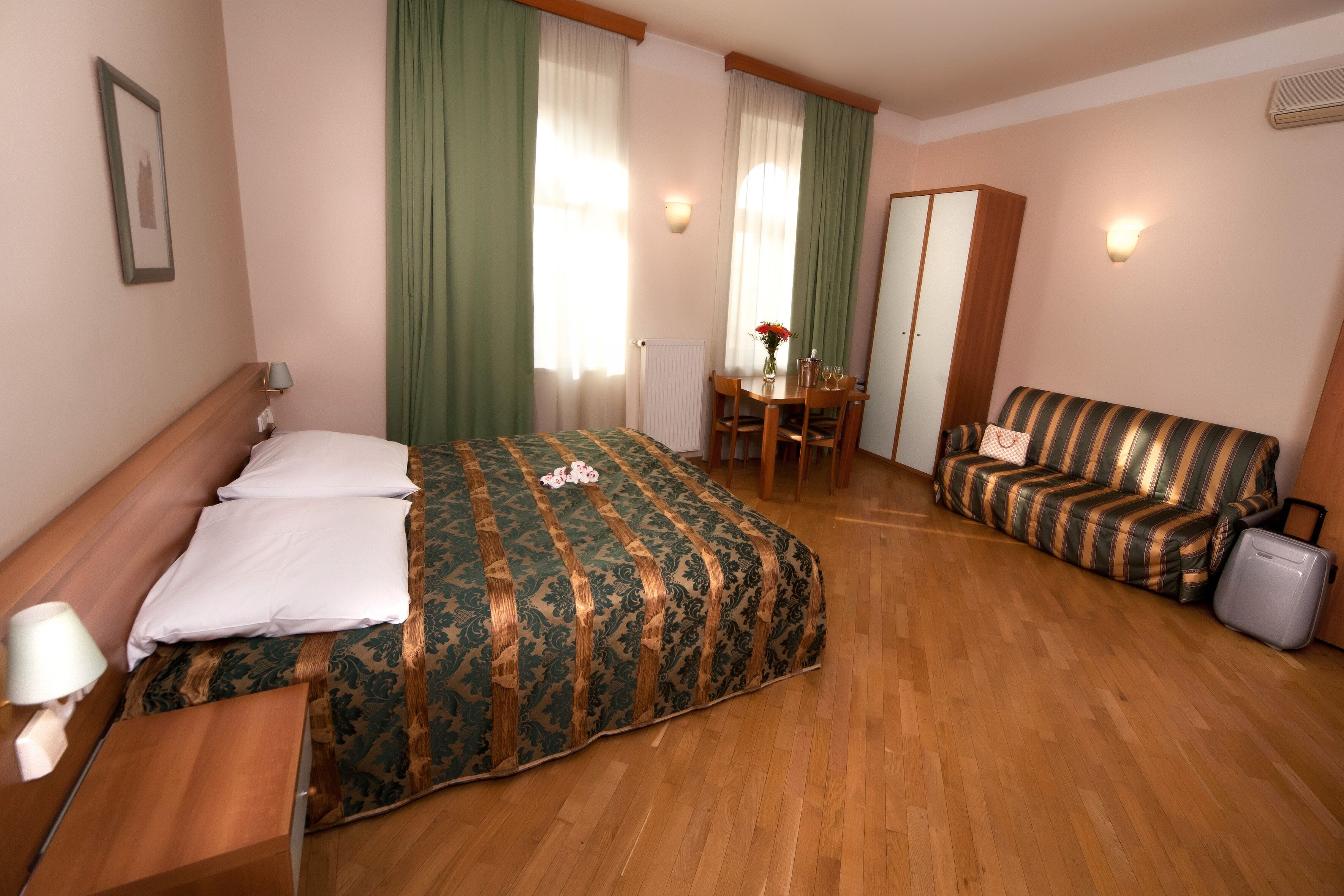 In-room safe, cribs/infant beds, WiFi (free), alarm clocks