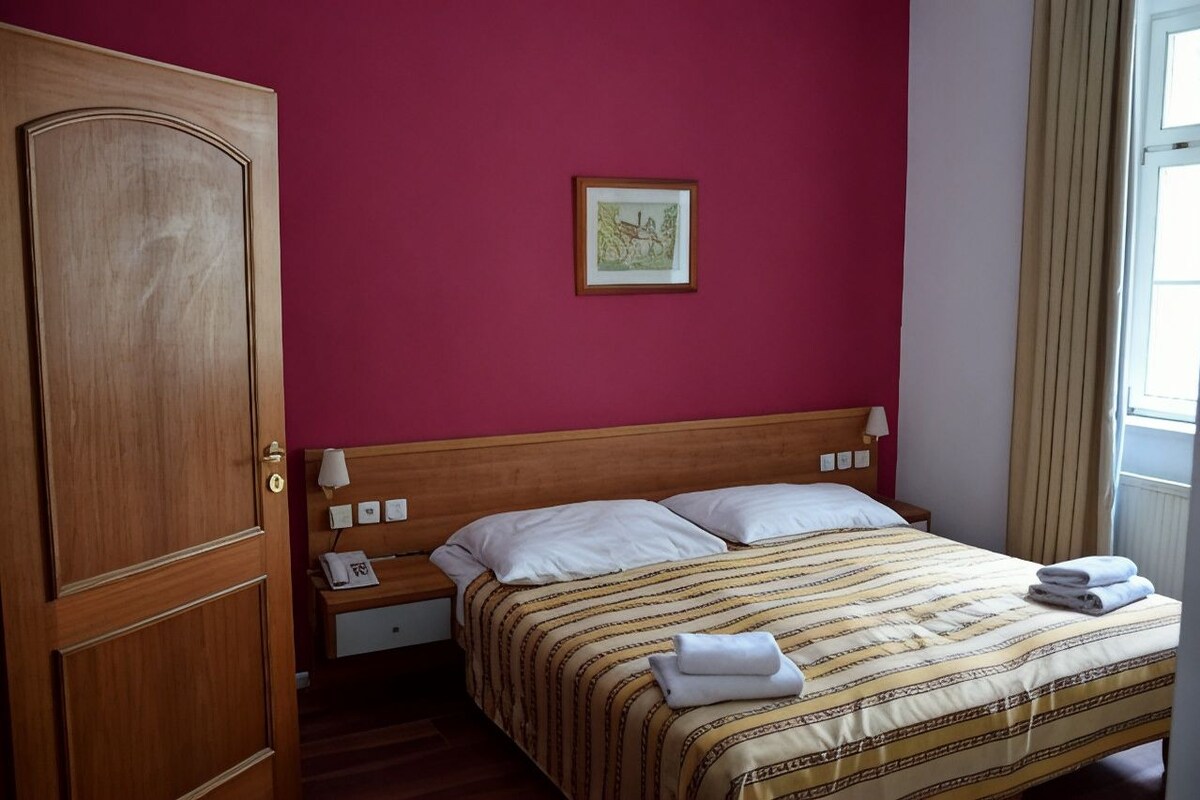In-room safe, cribs/infant beds, WiFi (free), alarm clocks