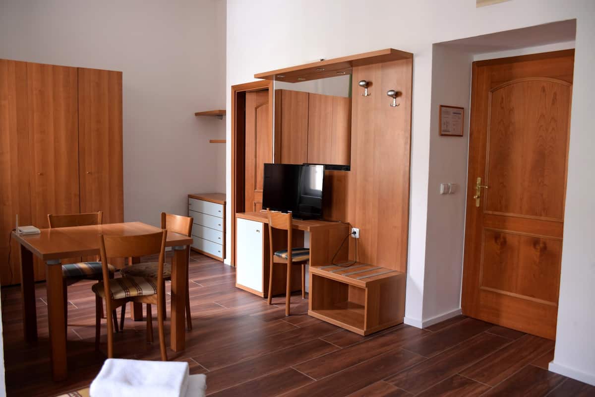 In-room safe, cribs/infant beds, WiFi (free), alarm clocks