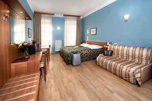 Habitación estándar con 1 cama doble o 2 individuales | Minibar, caja fuerte, escritorio y cunas