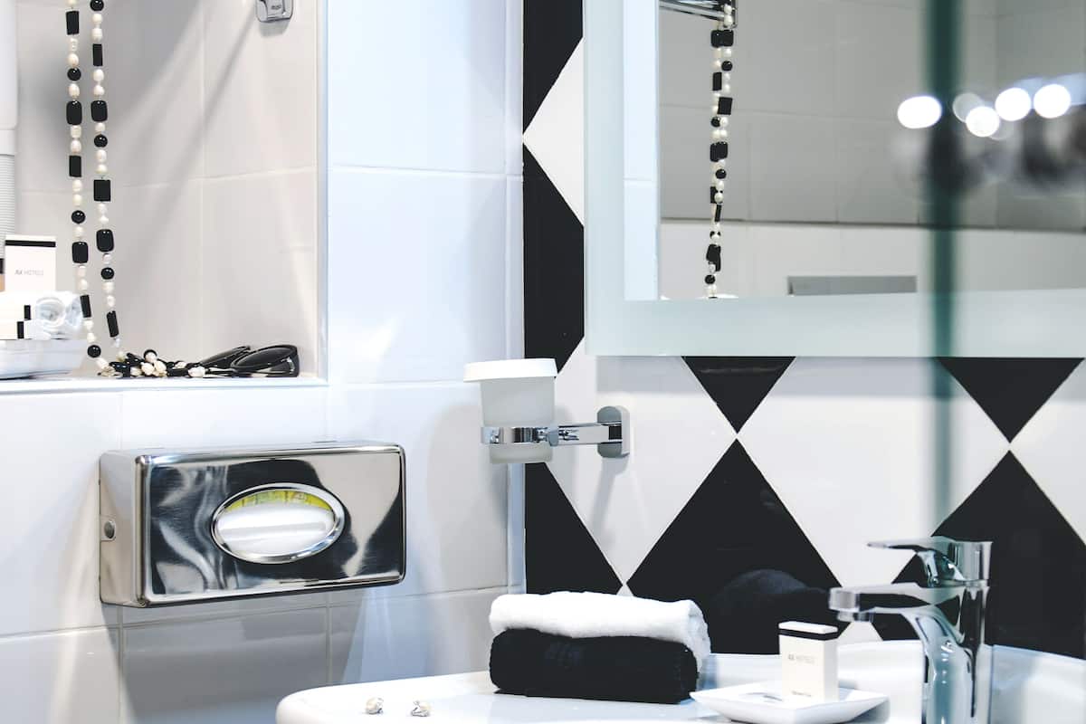 deluxe suite | bathroom | free toiletries, hair dryer, slippers, towels