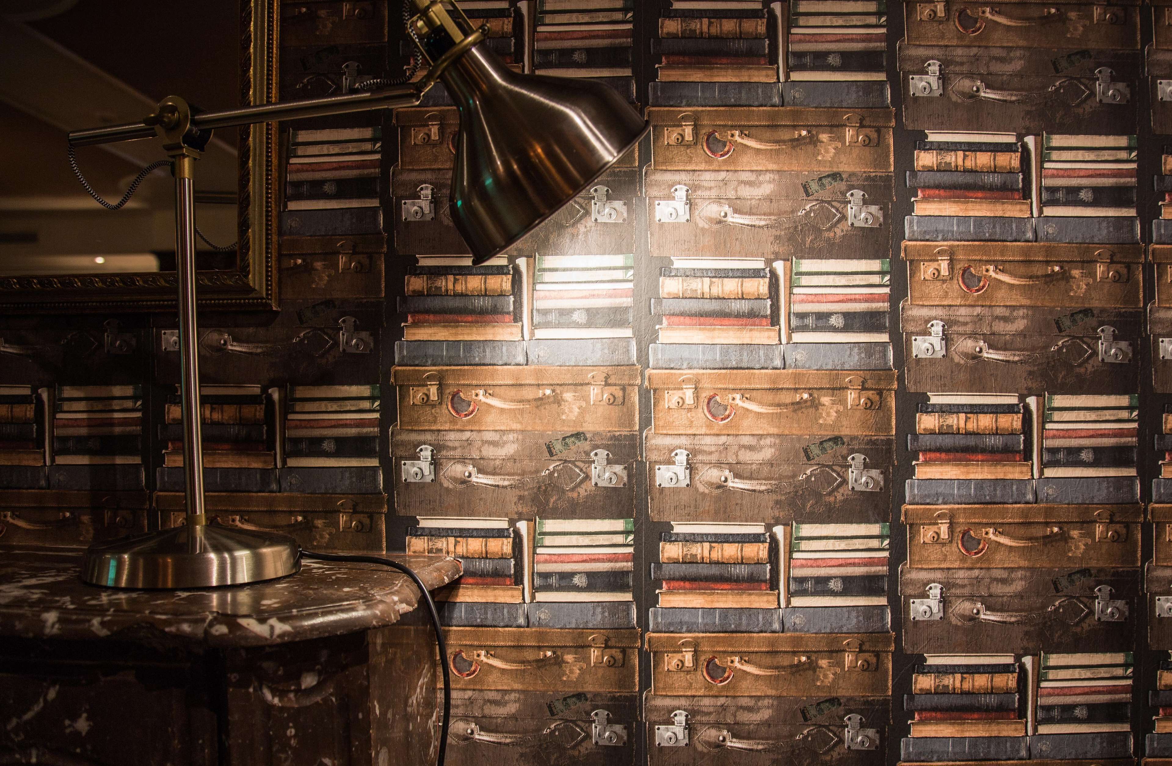 serves lunch, dinner and happy hour