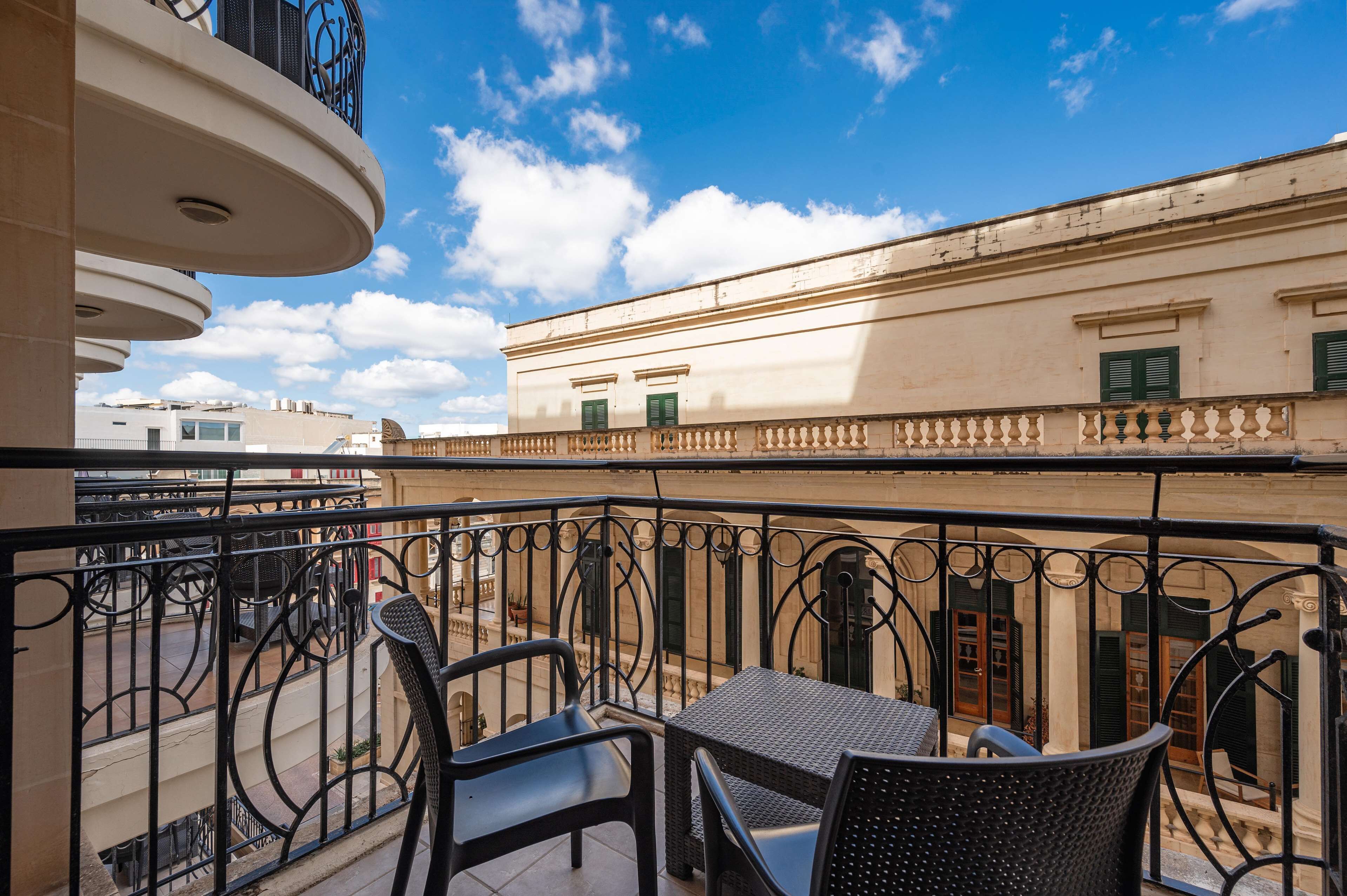 Habitación clásica, balcón | Caja de seguridad en la habitación, wifi gratis y ropa de cama 