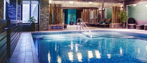 Piscine couverte, piscine extérieure, chaises longues