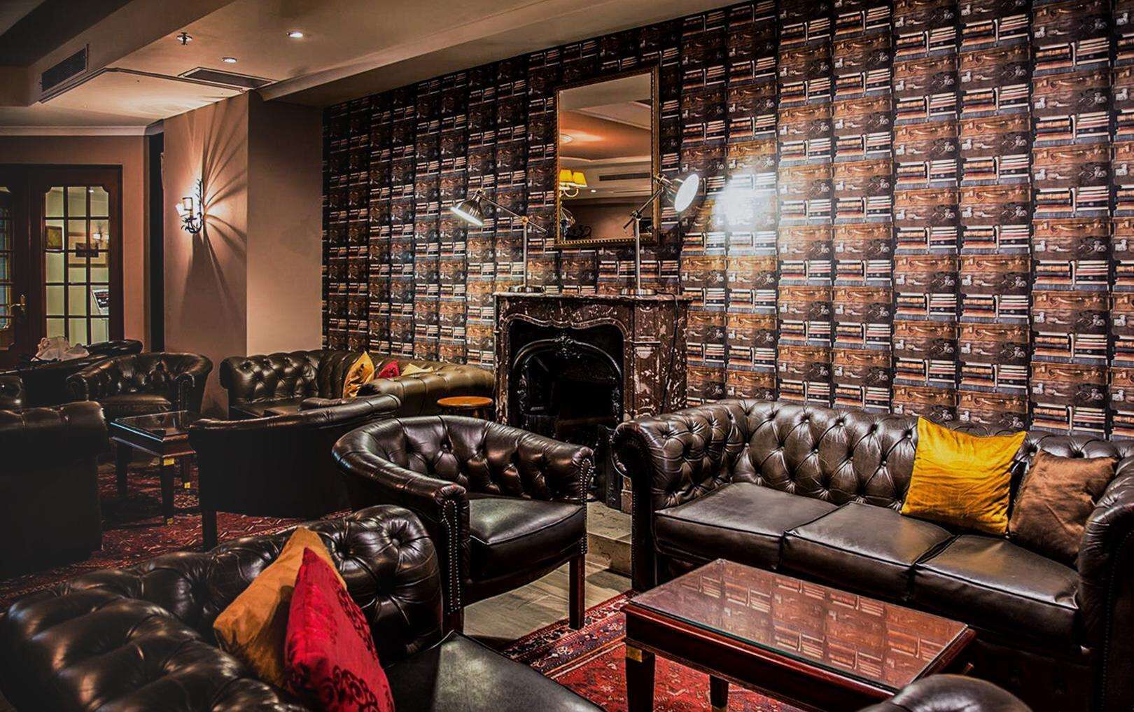 serves lunch, dinner and happy hour