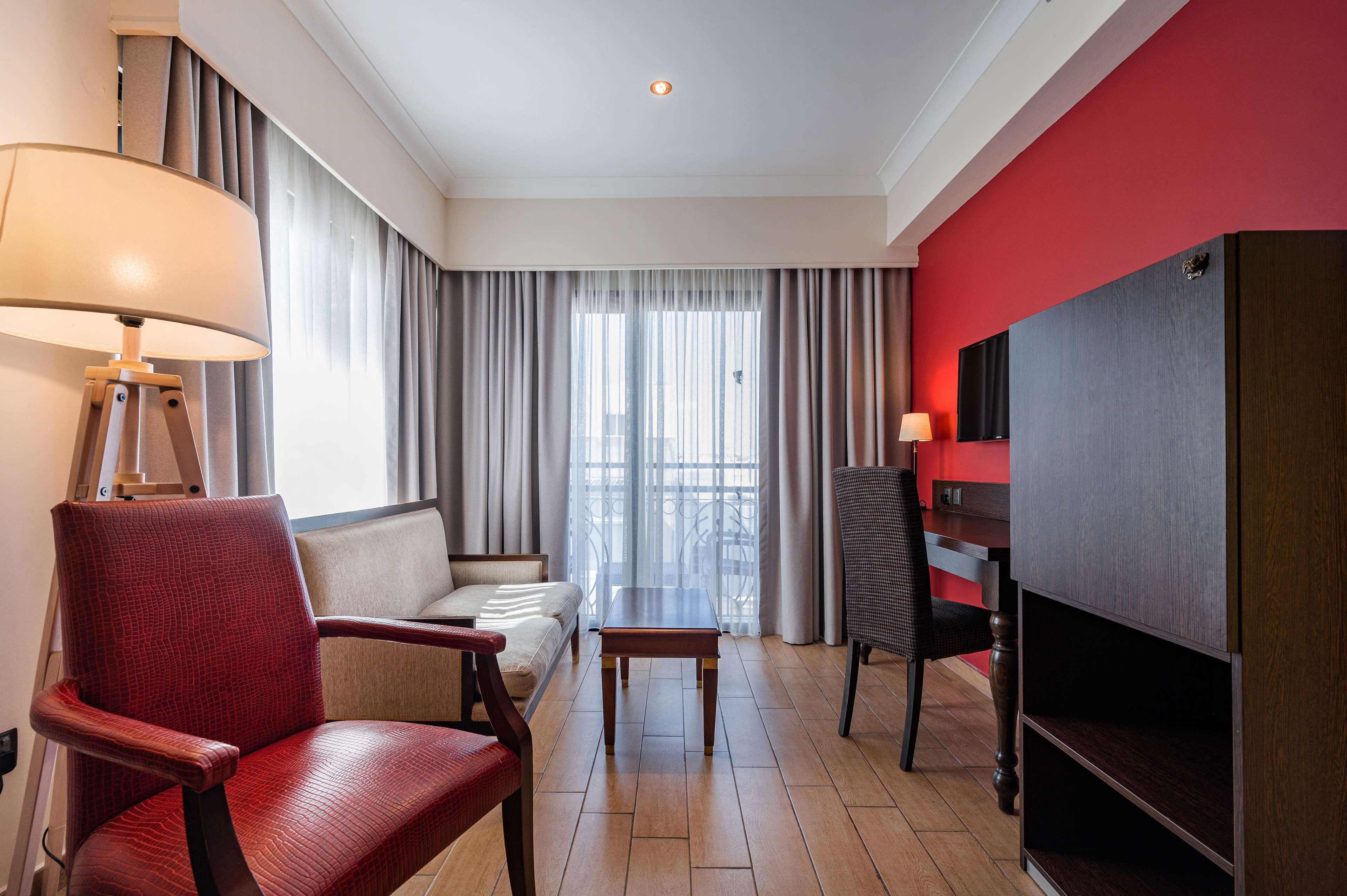 deluxe suite | 1 bedroom, in-room safe, free wifi, bed sheets
