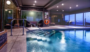 Piscina interna, piscina externa, espreguiçadeiras