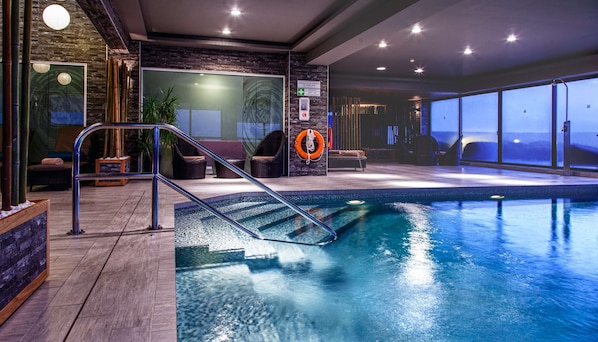 Indoor pool, outdoor pool, sun loungers - AX The Victoria Hotel (Sliema)