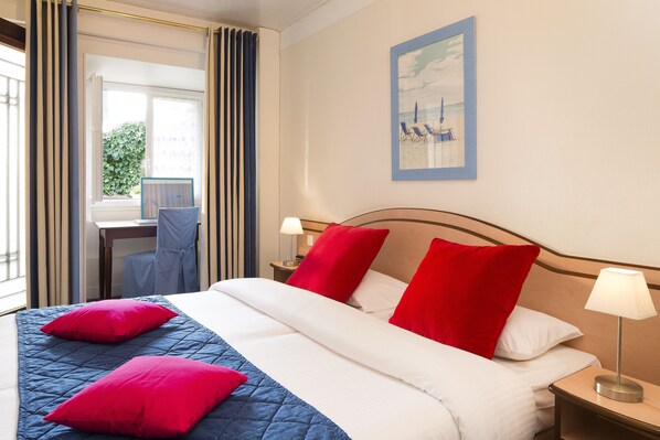 Comfort-Doppelzimmer, Gartenblick (with shower) | Minibar, Zimmersafe, individuell dekoriert, Schreibtisch