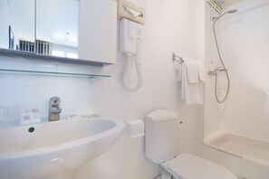 Comfort tweepersoonskamer, uitzicht op tuin (with shower) | Badkamer | Gratis toiletartikelen, een haardroger, handdoeken