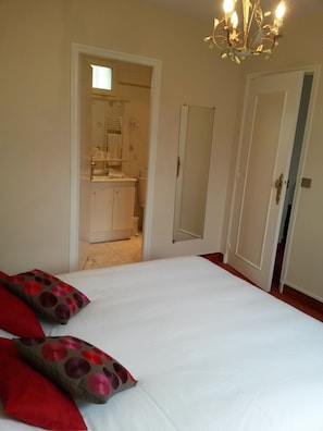 Minibar, Zimmersafe, individuell dekoriert, Schreibtisch