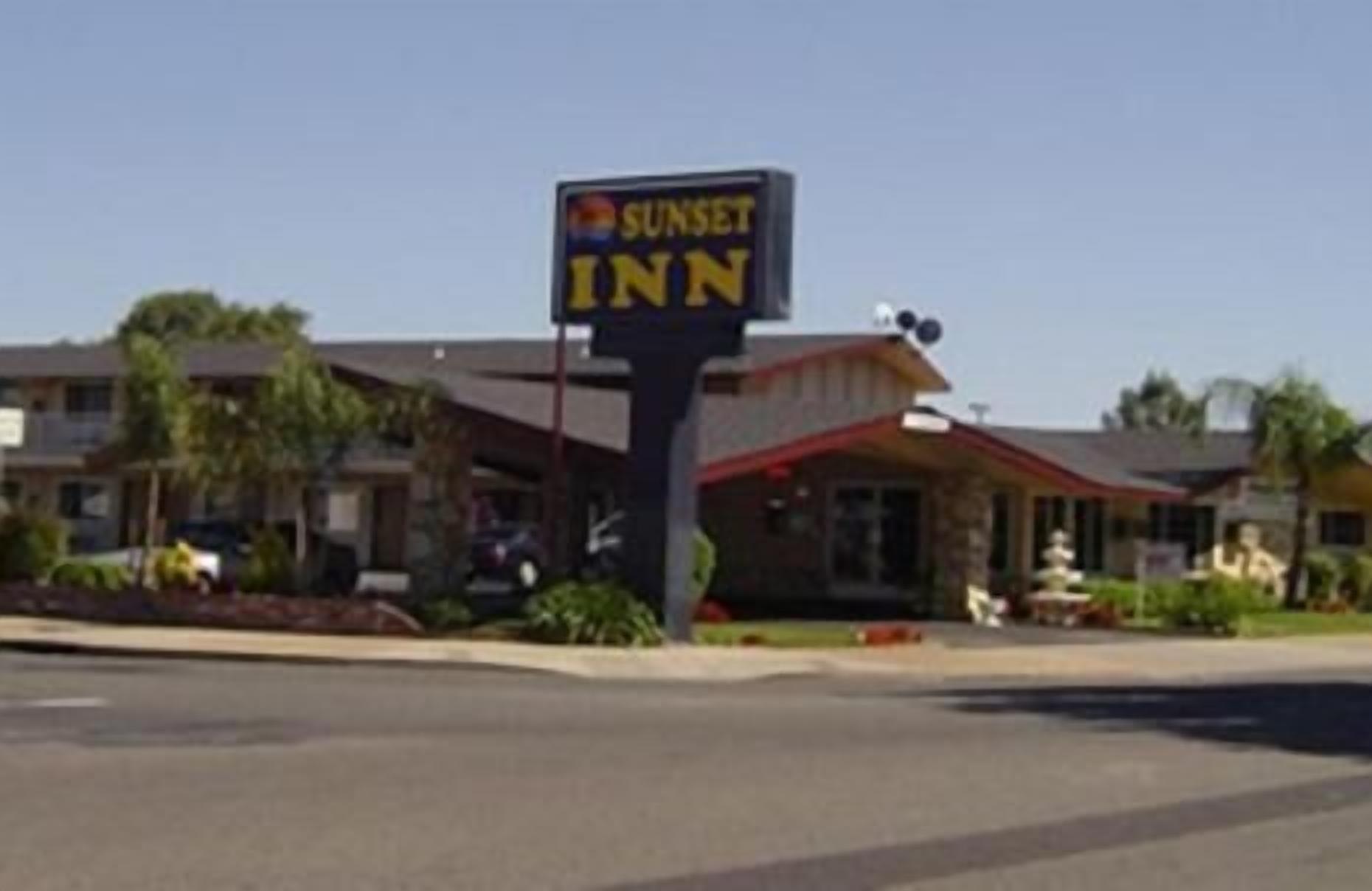 Edificio del Sunset Inn con un letrero.