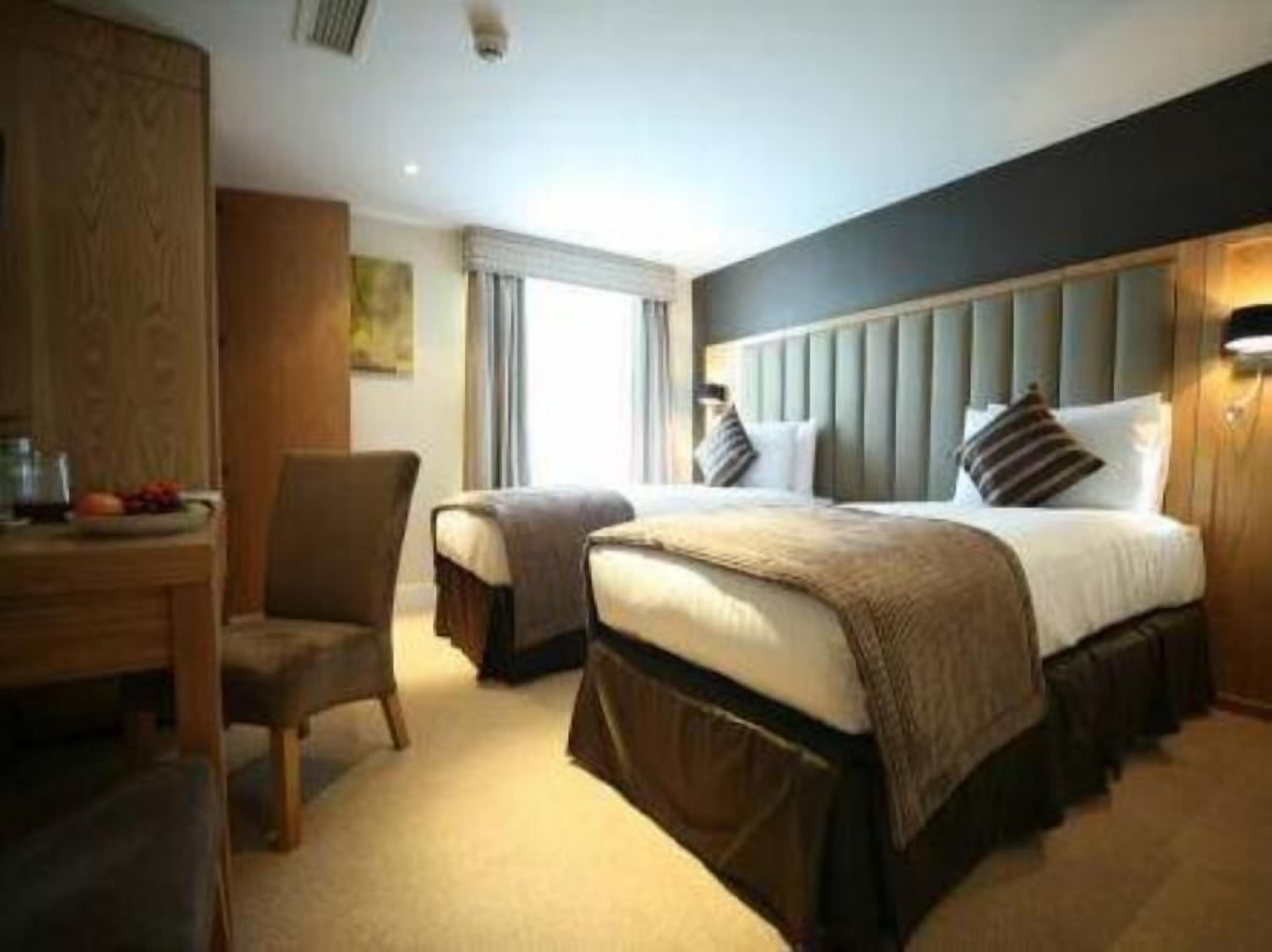 房內夾萬、書桌、手提電腦工作空間、熨斗/熨衫板